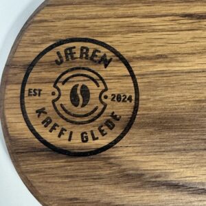 Serveringsfat i tre m/logo